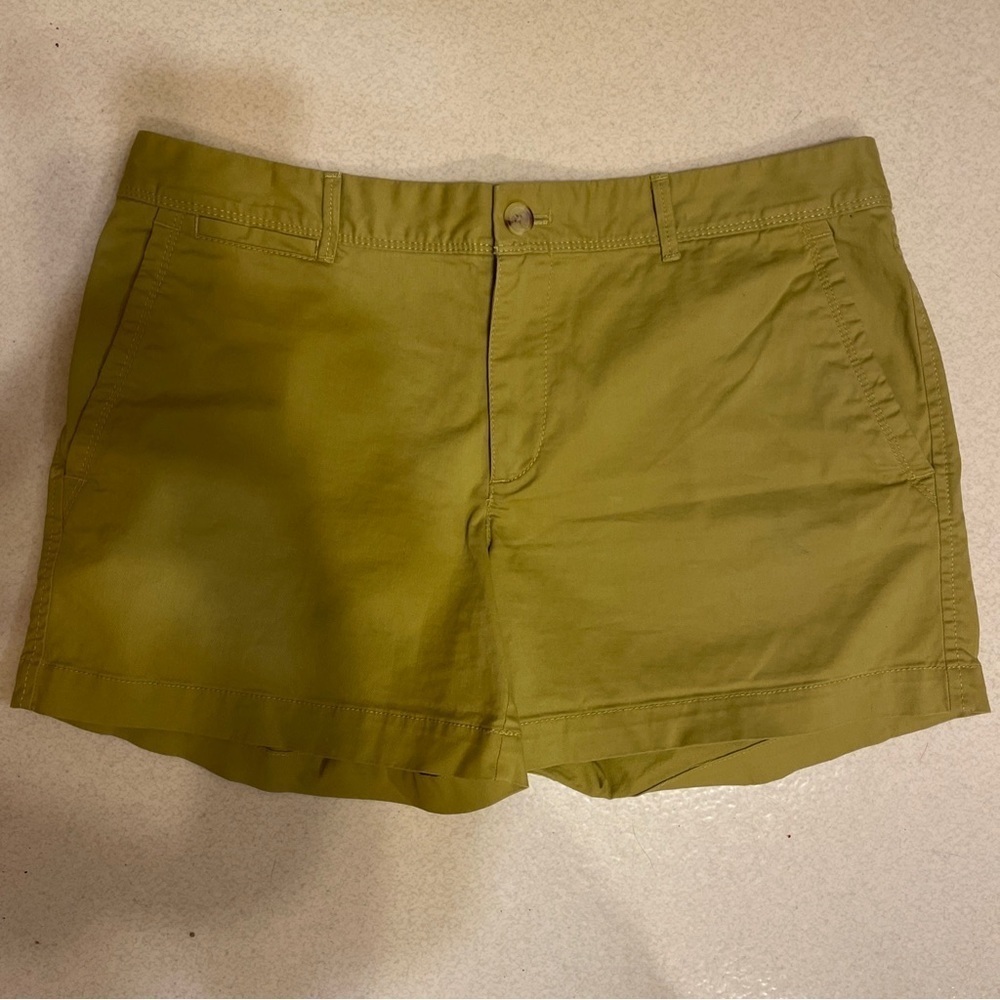 Banana Republic green shorts women’s size 8.